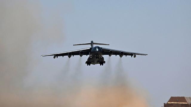 央视官宣歼10抵达埃及！解放军大机队飞越红海，美军毫无察觉？