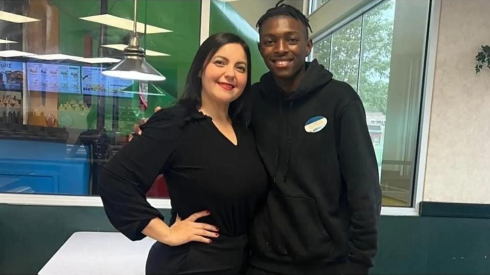 感动！美国高中生毕业袍未脱直奔汉堡王，顾客众筹百万圆他大学梦