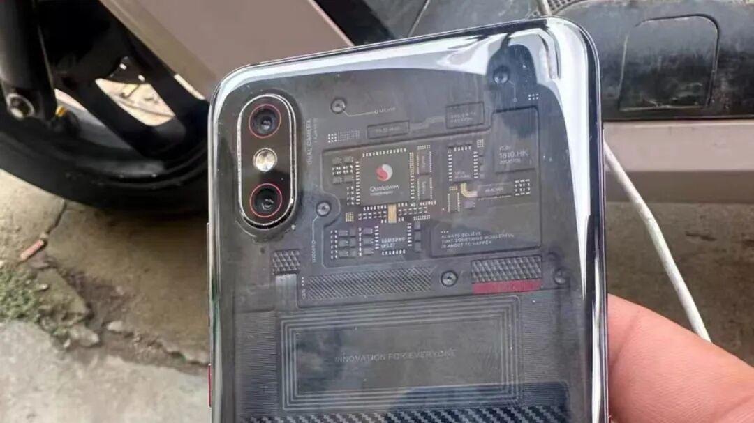 朋友100元“捡漏”小米8透明探索版，直接翻到阴沟去了！