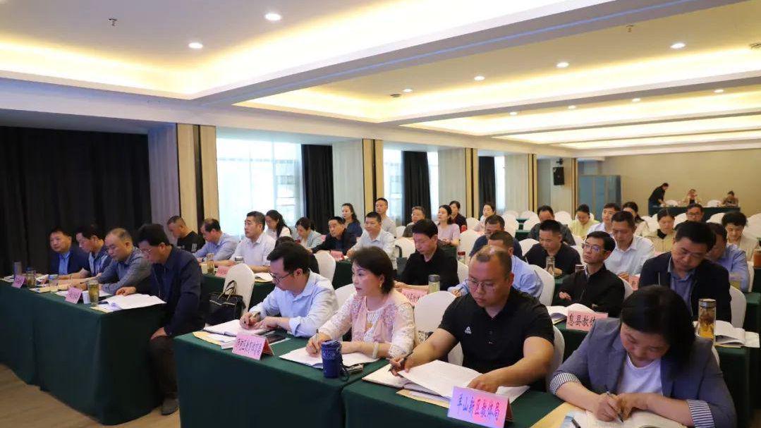 信阳市教体系统关工委暨家校社协同育人工作会议召开