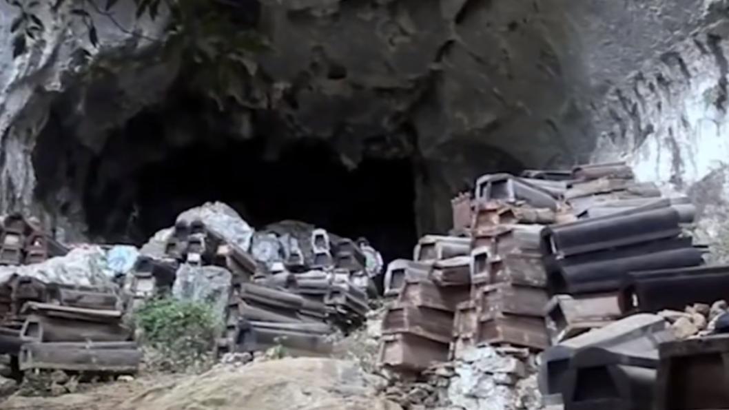 苗家守棺人：白天工地搬砖，夜晚守护567具棺材入睡，十年如一日