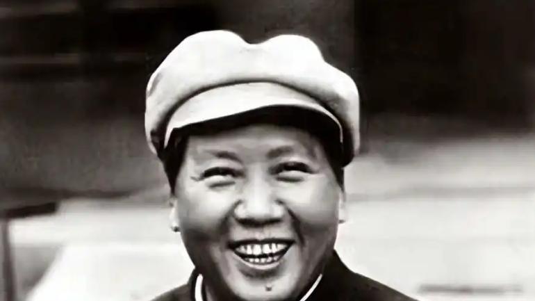 毛主席一行人吃羊肉泡馍，结账时察觉到，几个人凑不够6块3毛