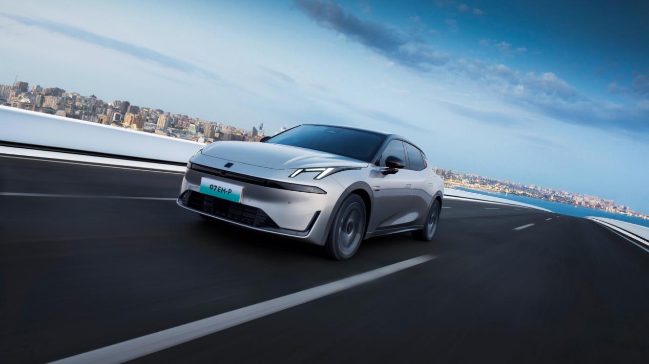 领克07 EM-P面对追尾和翻滚事故，如何成为车主的安全护盾？