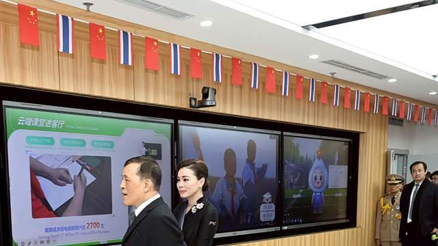 苏提达的审美高级，一袭黑色礼服又瘦又美，中泰混血颜值就是高