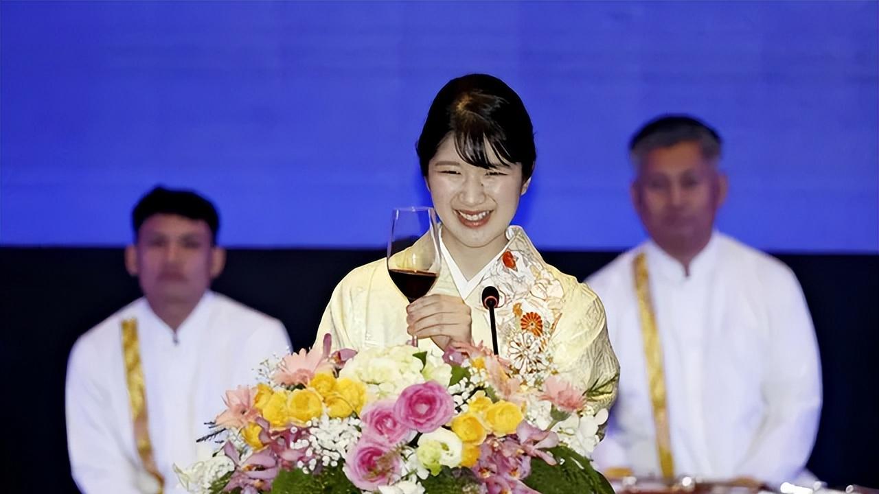 爱子公主一日三变装，老挝行完美演绎外交服饰美学