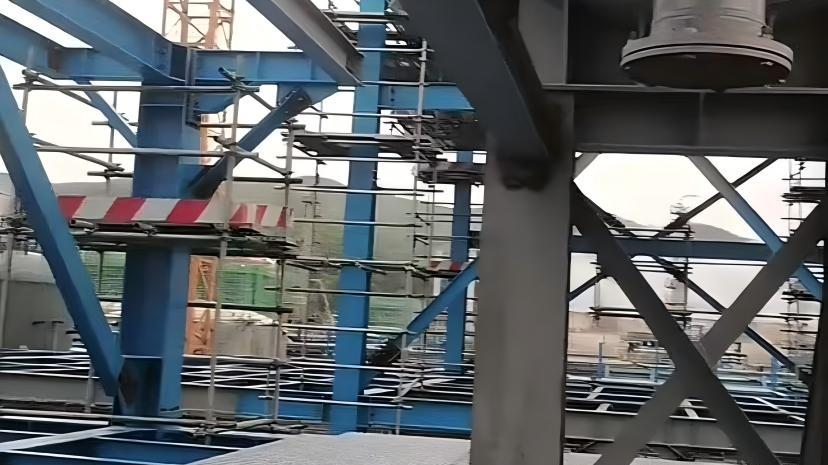 6名大学生溺亡钢格栅是如何脱落的。