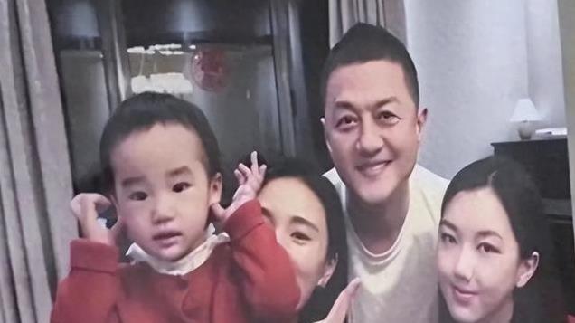 王菲18岁女儿李嫣晒全家福，颜值逆袭气质出众，与继母同框超和谐