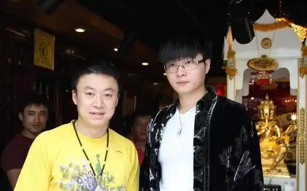 墙倒众人推！网红帝师被封杀，这次真碰到硬茬，黄晓明都惹不起