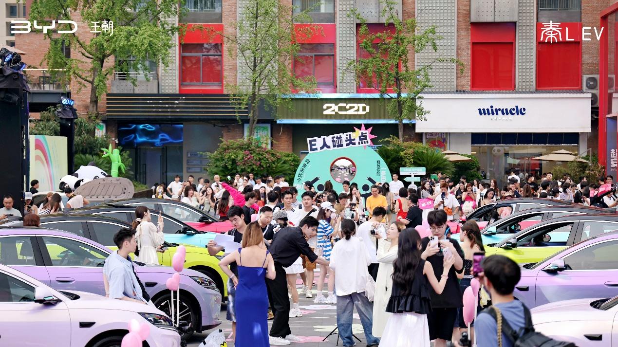 秦L EV盛夏宠粉：“多巴胺”改色车膜安装到位仅需1999元