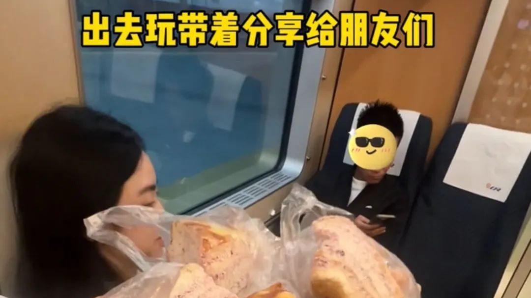 被挂上热搜的“深圳5元蓝莓包”事件，撕开当下社会最病态的现象
