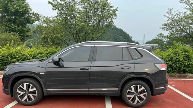 大众真不要“尊严”了！跌至11.99万，定位中型SUV，月销15187台