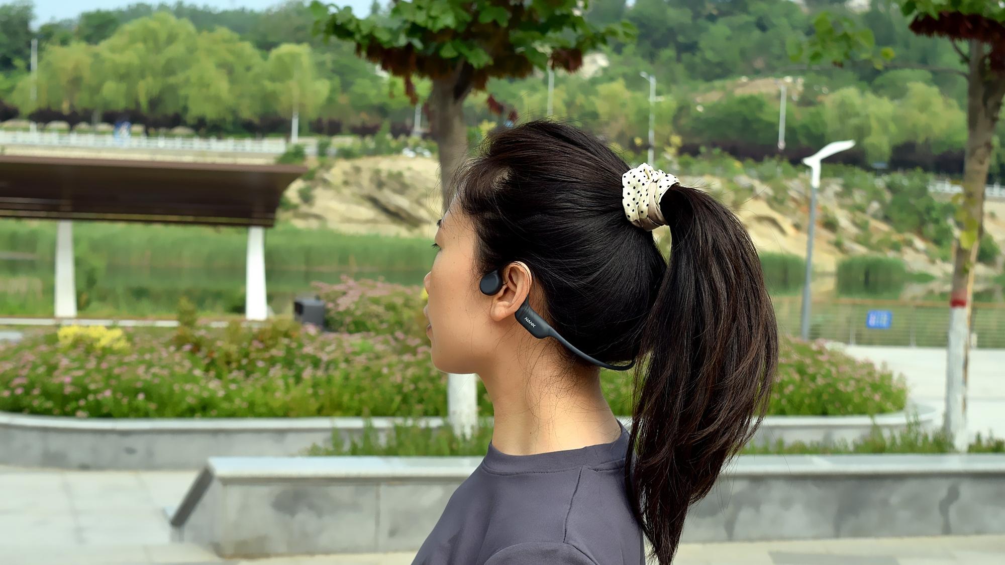 听歌不入耳，游泳、潜水都能戴，国产百元级骨传导蓝牙耳机！