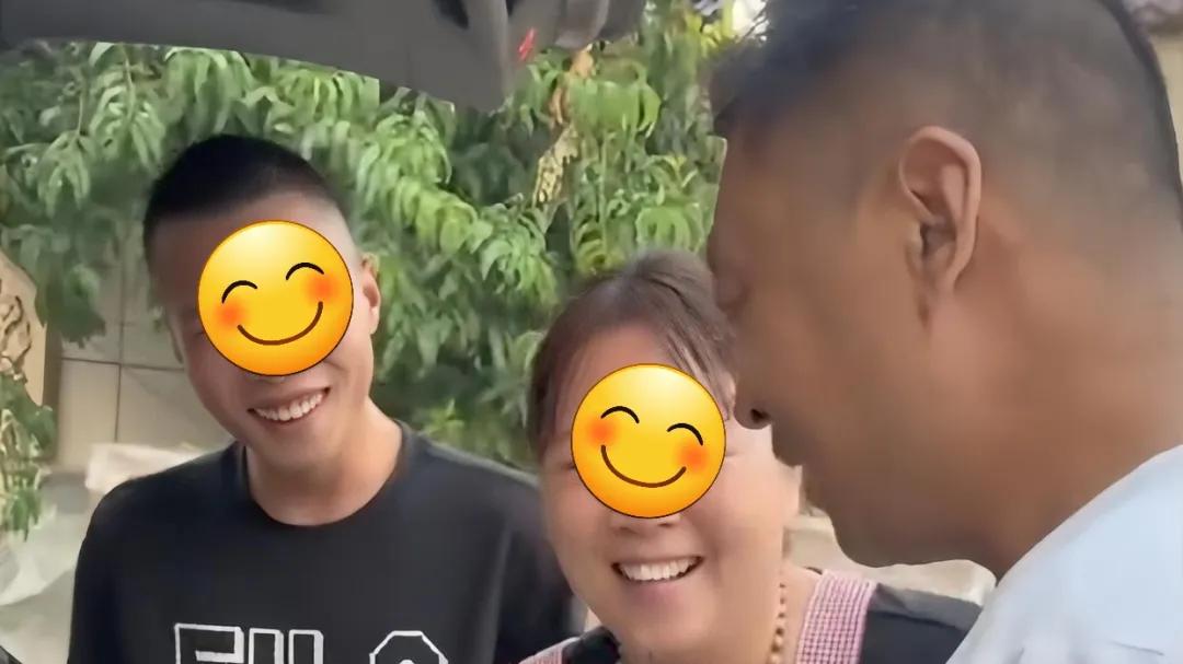 男子给老丈人送茶和中华，打开后备箱女子直呼抠门：明年还得叫叔