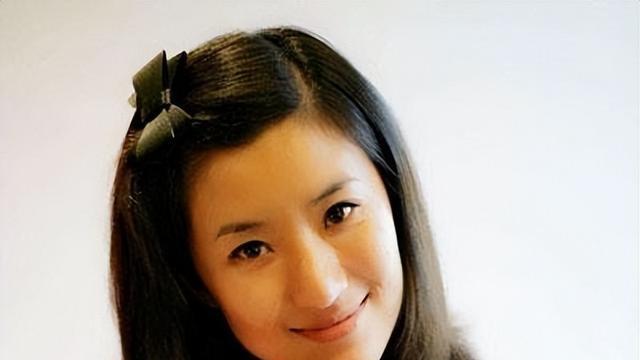 学校时是校花，毕业后被中央电视台直接录用，46岁了，她还是单身