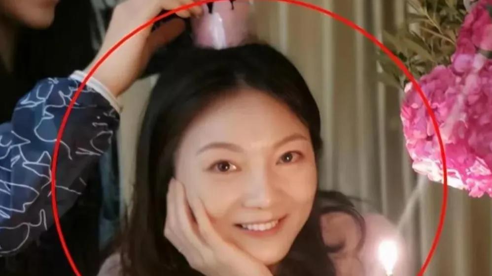 恩爱了24年, 74岁张艺谋衰老“萎缩”, 43岁陈婷正绚烂如花