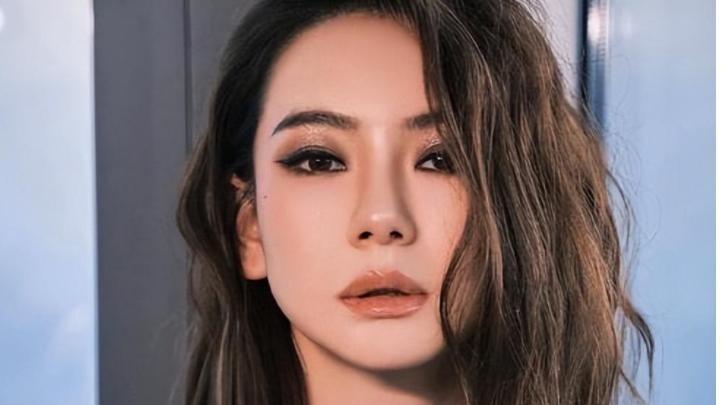 爱豆翻车？戚薇坦诚回应医美，是勇敢还是无奈？