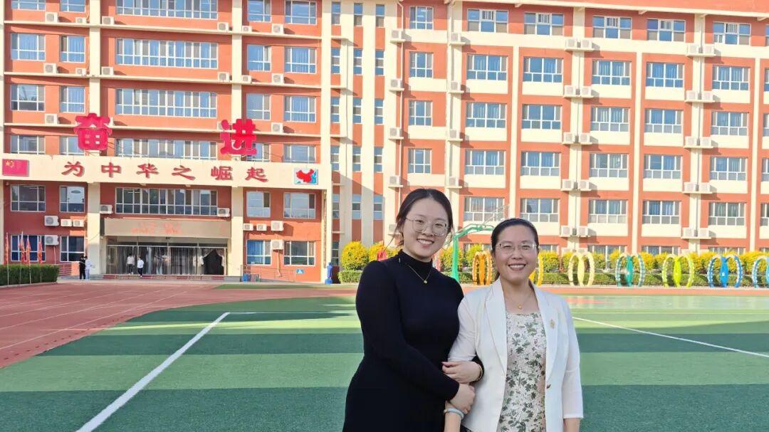 衡水十三中一帧合影，两代初心——长大后我就成了你！