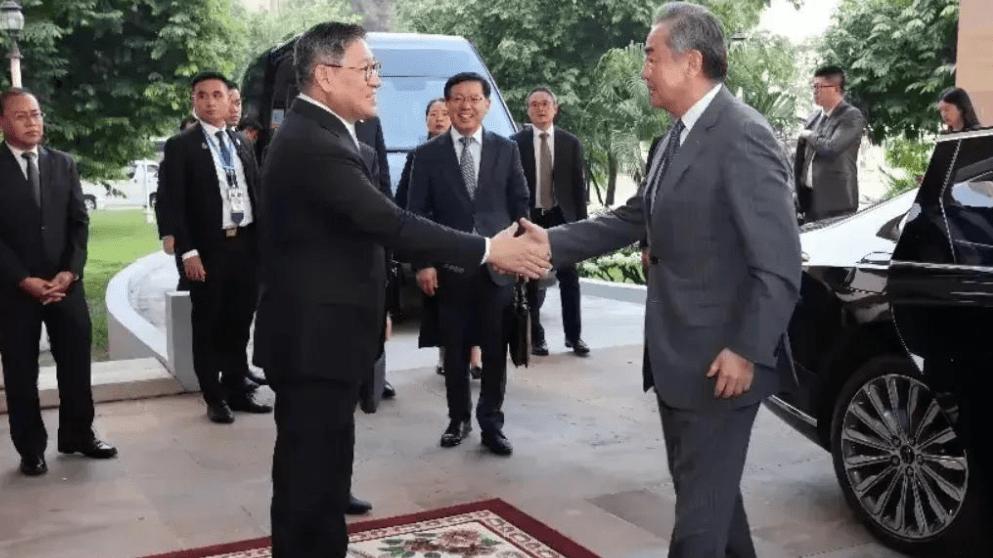 柬埔寨对美国军舰表示热烈欢迎！运河项目大量机械被迫撤回？