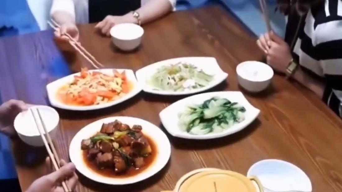 母亲将拆迁款全给小儿子，逼得大儿媳自杀，如今老了又要大儿养老！