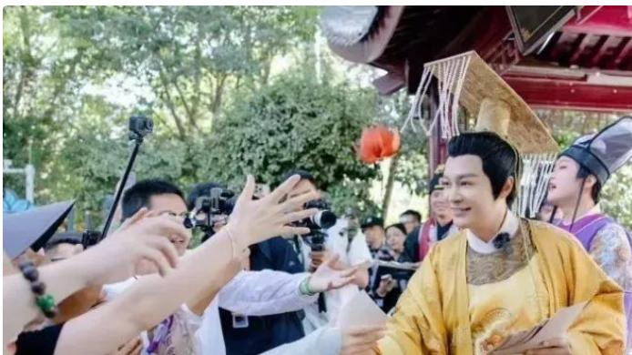 郑国霖回应景区'打工'争议：演员也要养家，演李世民圆儿时梦