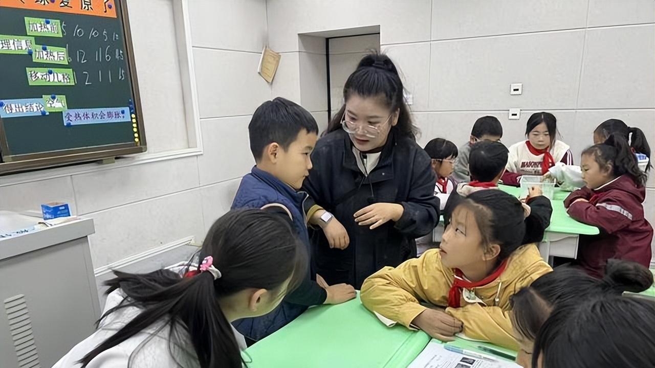 郑州高新区小学科学教研员到莲花街小学校调研指导