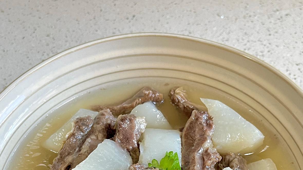萝卜炖牛肋条是一道秋冬滋补的经典家常菜，牛肉软烂入味，萝卜清甜吸汁，汤鲜味美