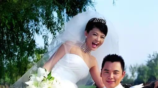 李厚霖直播否认家暴李湘：“洗白”还是真相？