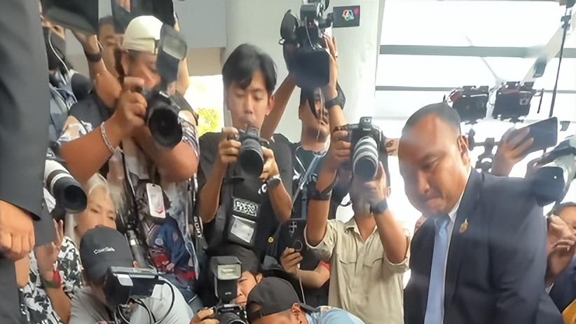 佩通坦含泪告别！穿灰西装亮相还是霸总风范，强颜欢笑还挥手比心