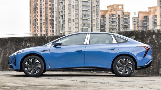 红旗再上“硬菜”！1km不到1毛，智驾堪比“老司机”，15.98万起