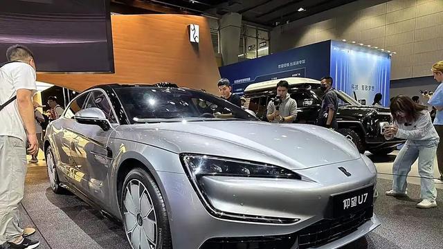 62.8万的黑科技豪车无人问津？比亚迪的“顶配”输给了流量霸权？