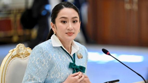 刚上台半月的邻国总理，用中文高呼“万岁”！