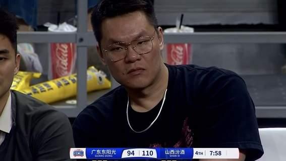 告别！广东0-3遭山西横扫止步季后赛8强，朱芳雨场边观赛眉头紧锁