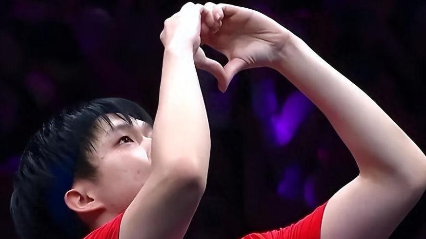 家里发生什么了？王楚钦比赛后神秘动作引发猜测