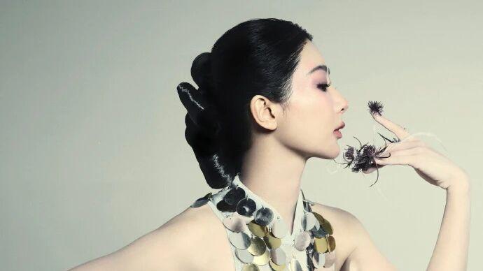 杨紫首封 VOGUE｜柔纱裹东方韵，珠钻衬灵锐，甜妹的风骨新生