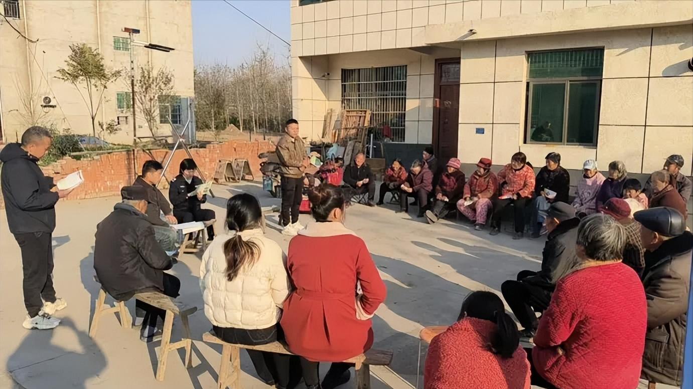 阜阳阜南：朱寨镇 冬日暖阳里 小院普法忙