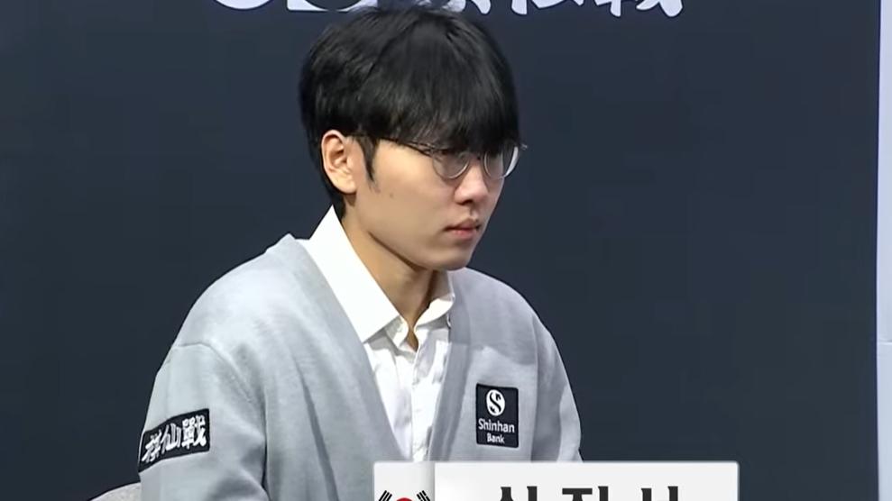 走形变招！世界棋仙战32强，李轩豪逼迫申真谞苦想，局面领先！