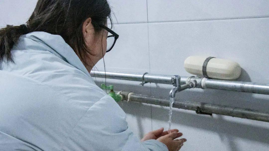 “学校让我们交500吨水费”，女生处理方式，让人气不打一处来