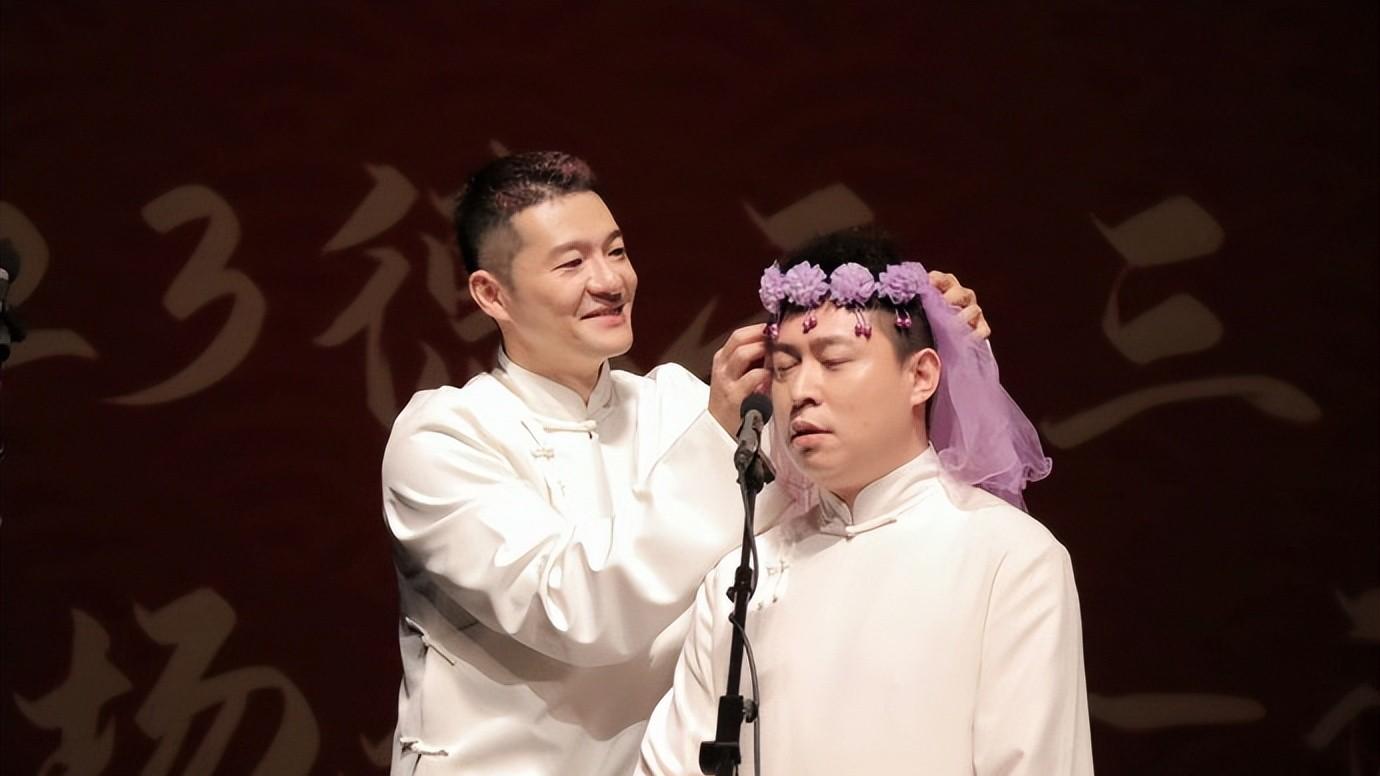 德云社谢金迎来43岁生日，搭档李鹤东凌晨送祝福，一个梗玩了4年！