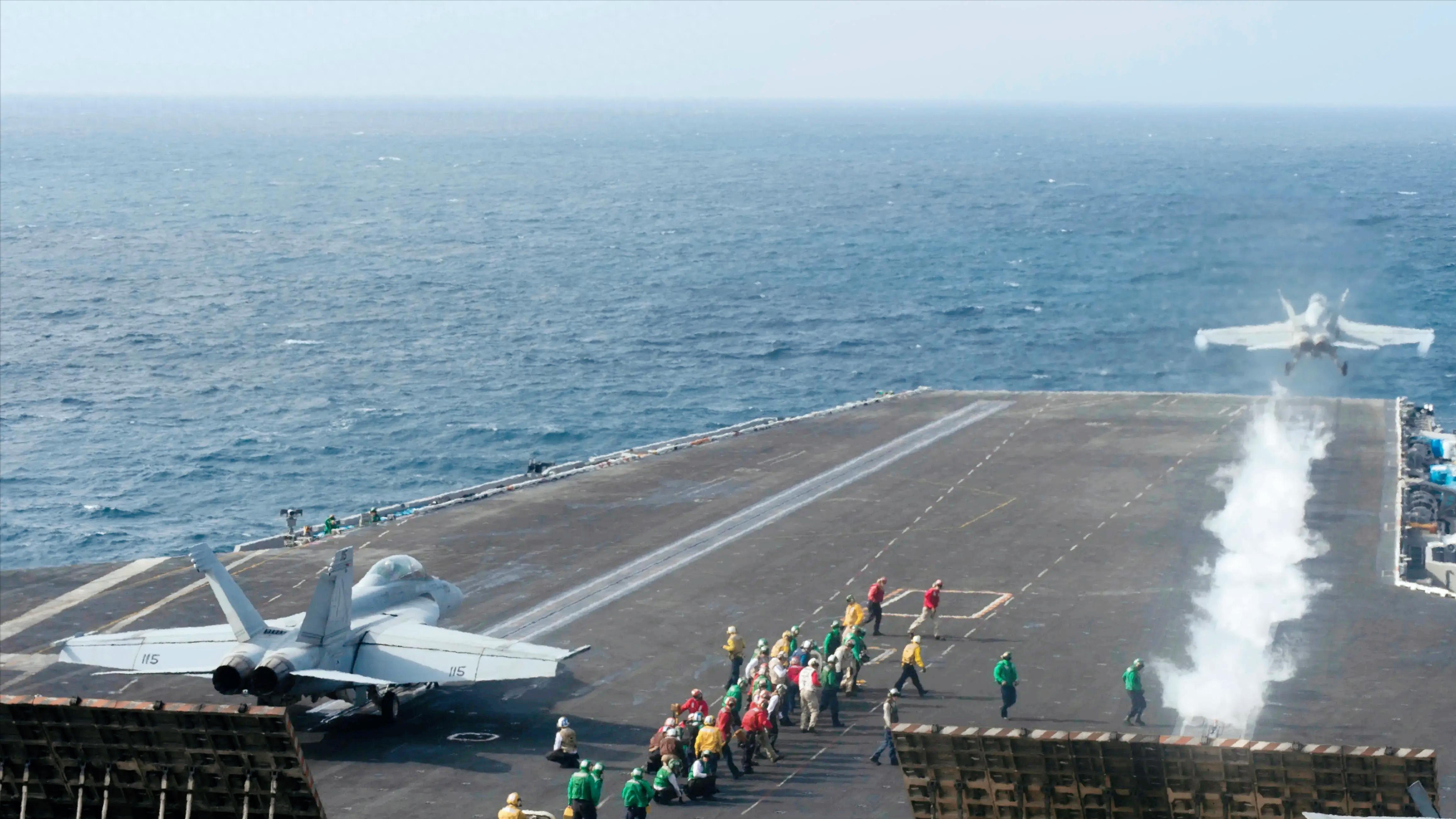 美军航母就在红海，歼10和空警500大编队直飞埃及，将大战米格29