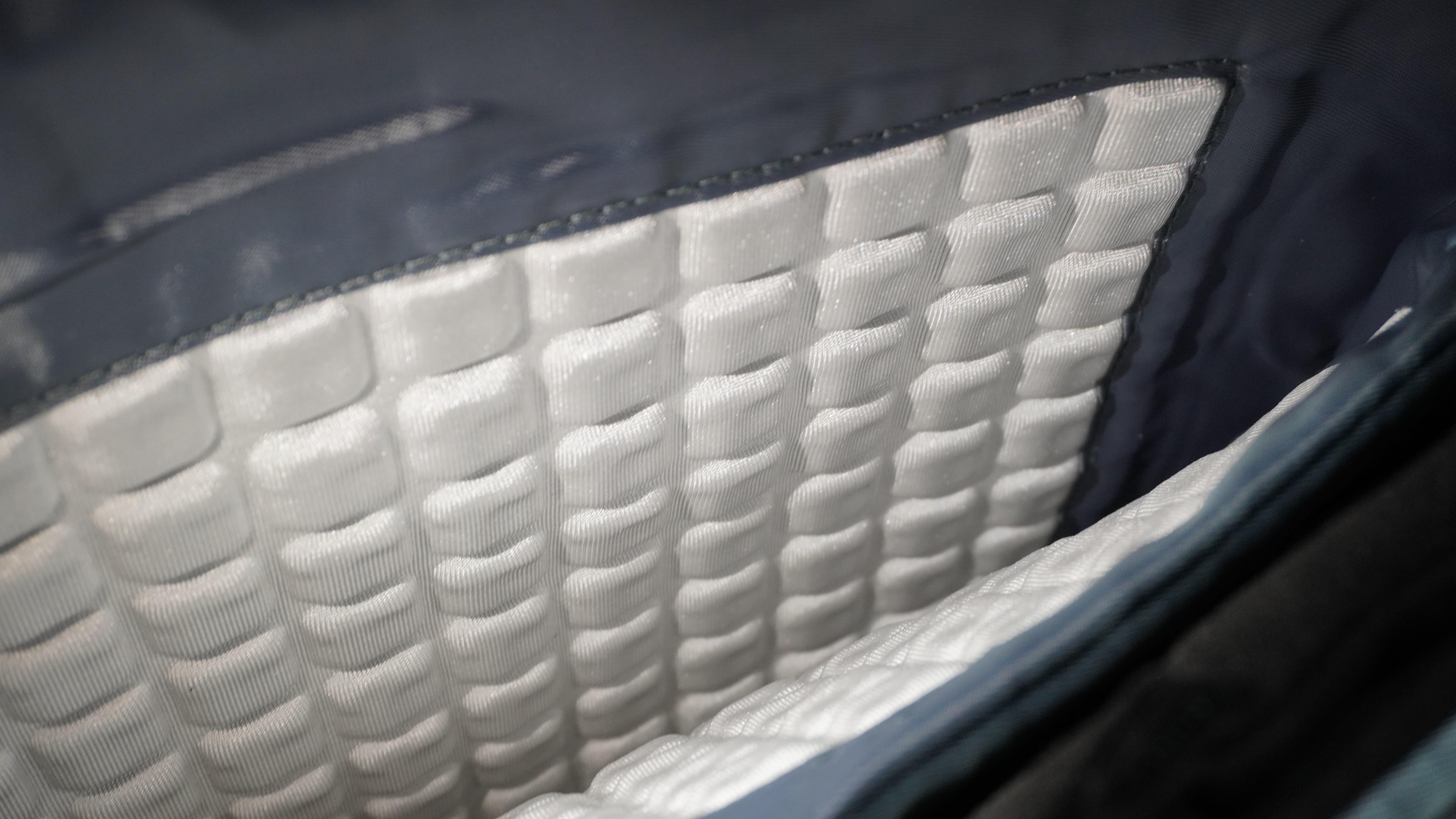 细节拉满，光影行星盖亚斜挎包——近期的心头好