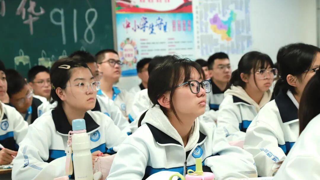 雨敲书窗，快来看武邑宏达实验学子的认真模样