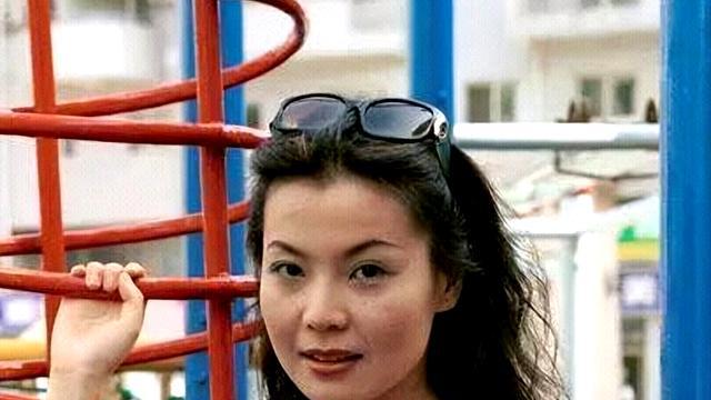 著名歌手周冰倩：27岁爆红，37岁高龄产子，离婚多年与前夫成朋友