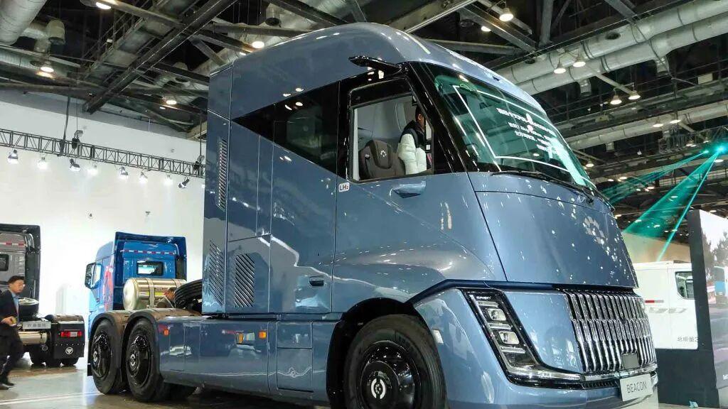 国内首款量产液氢重卡！楔形车身+房车级生活舱，福田卡文BEACON液氢重卡实拍