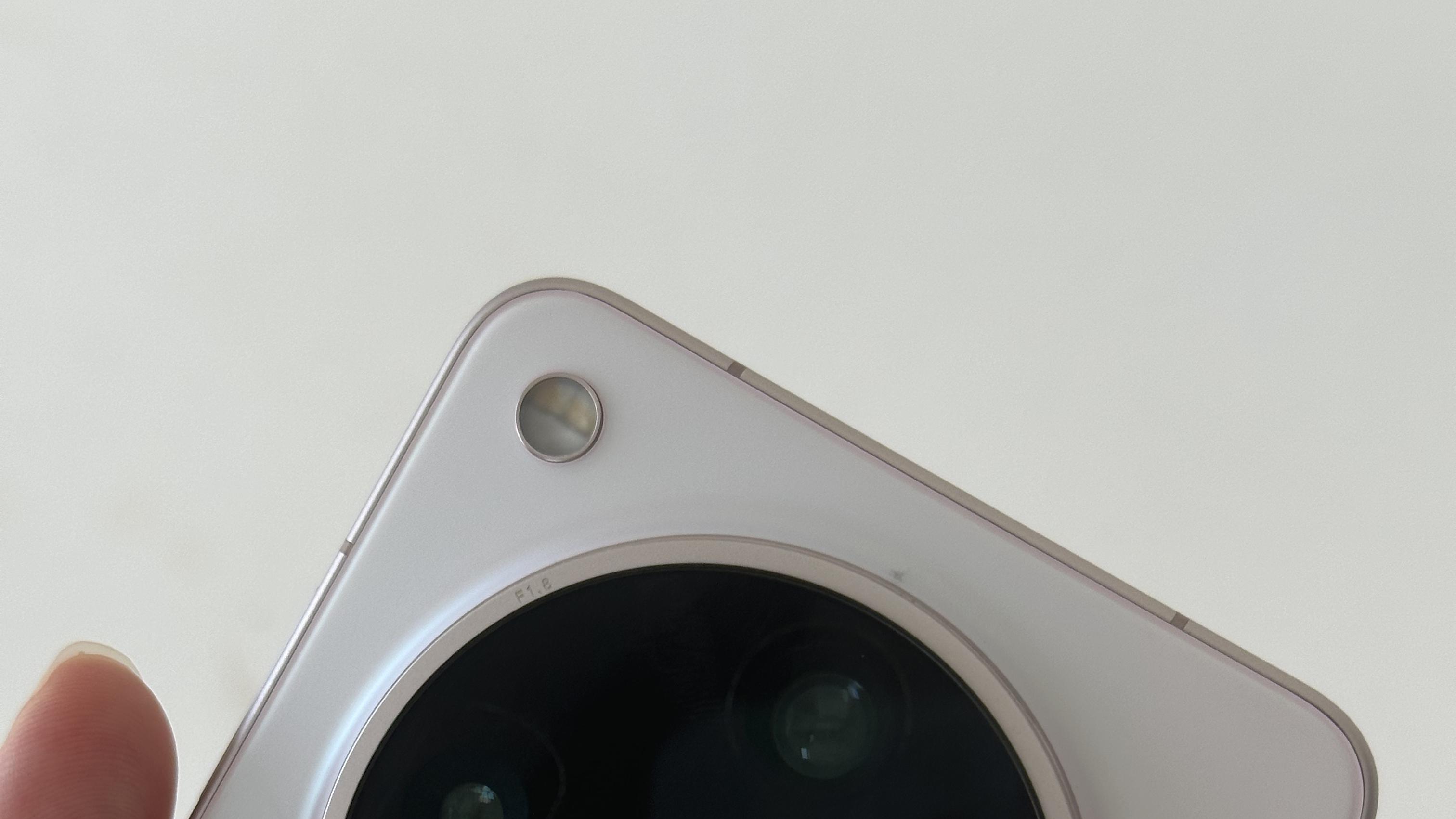 OPPO Find X8 Ultra直接揭开了这层“遮羞布”，逆光