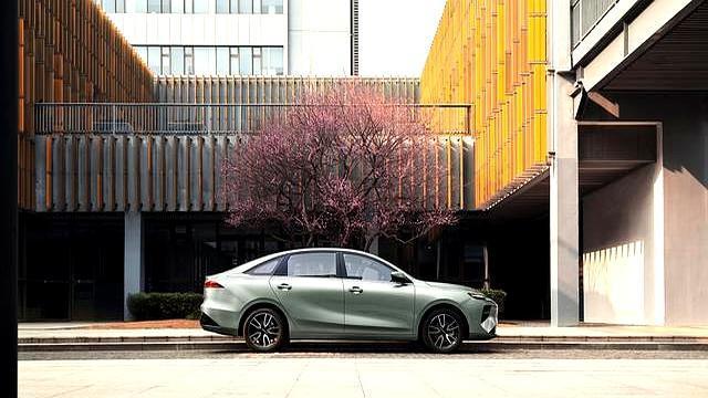 智能化与实用性兼具，荣威纯电D6长续航低电耗，打造越级驾乘体验