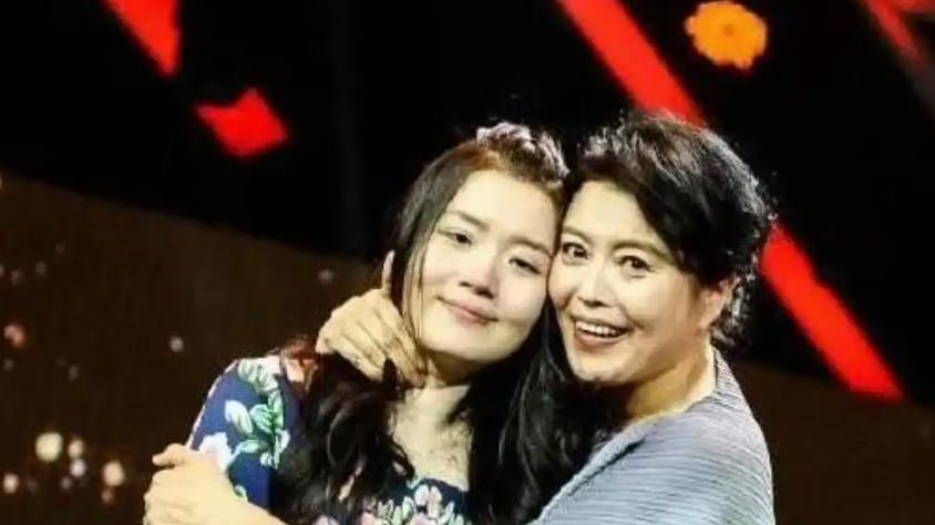 丁嘉丽的女儿胡琳娜：出生仅1个月父母离婚，在破碎的家带泪成长，37岁仍未婚
