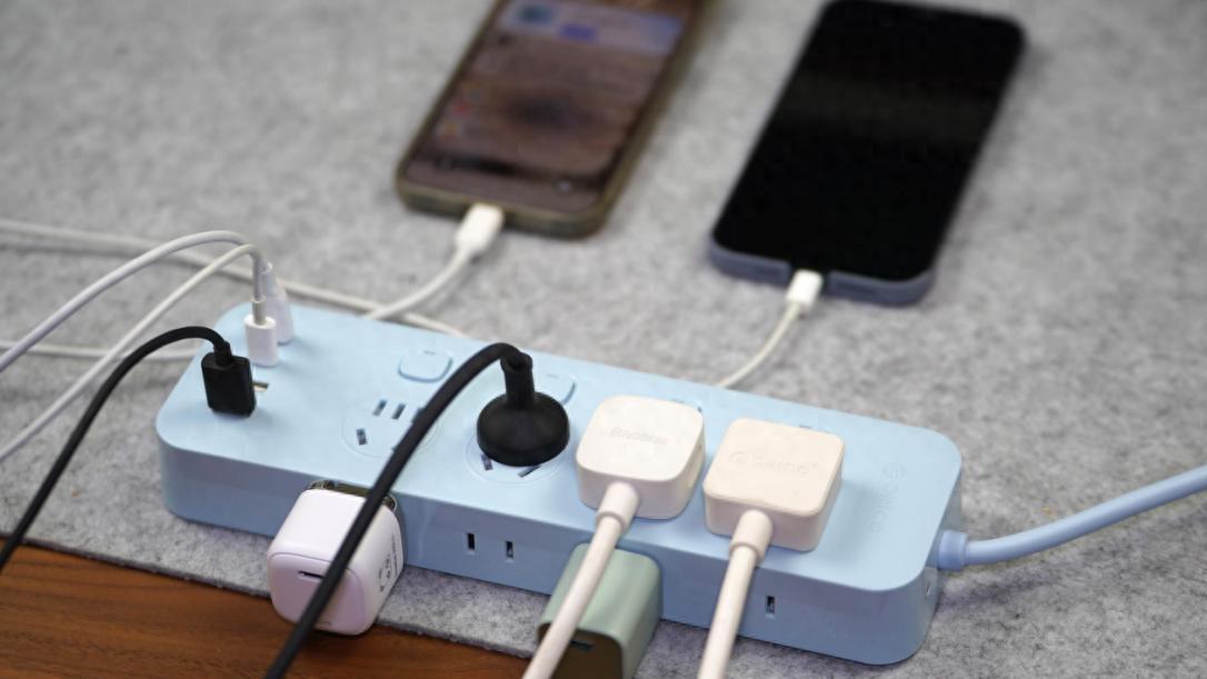 充电头打架、线缆缠成麻？“一人控一闸”的ORICO小胖条插排火了