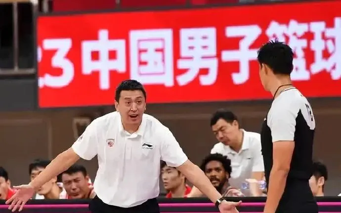 CBA疯狂一夜！广东反超北京，辽篮滑落第八，王世龙下课给杨鸣敲响警钟