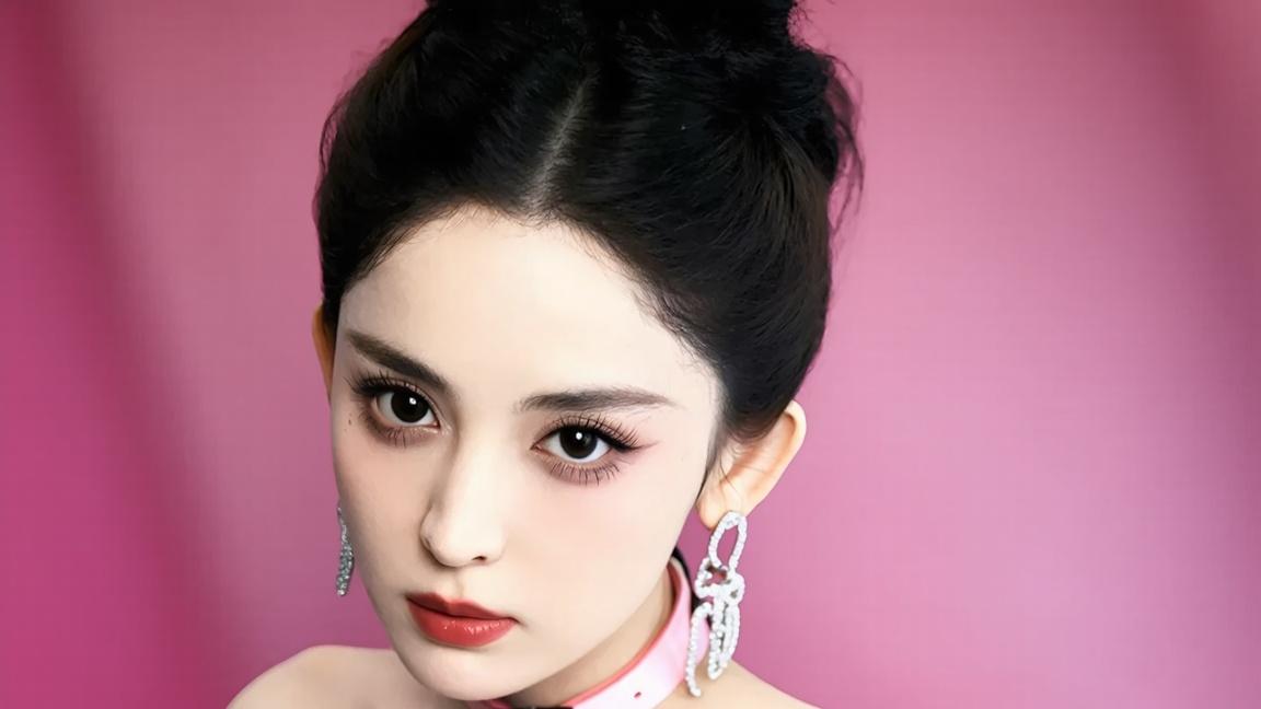 时尚可人的古力娜扎，精致的锁骨，肤白貌美，实在太迷人了