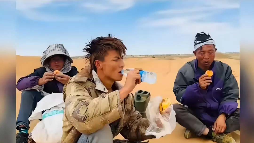 一只眼睛看沙漠，一只眼睛种希望：异瞳男孩的坚守为何让我泪流满面？